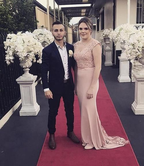  约会|女老师即将结婚却和男学生约会，被监控拍下后遭逮捕，如今获释