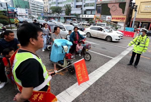 交通|文明交通劝导 共创文明城市