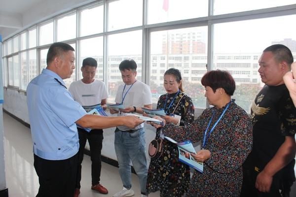 平舆|平舆交警强化客运车辆管理 护航国庆、中秋假期交通安全