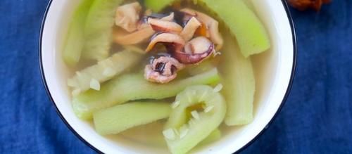  煮汤|墨鱼煮汤，骨头要不要去掉？煮了60年汤的奶奶：糟蹋了，怪可惜
