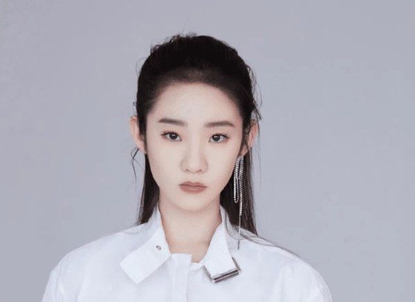  苦瓜脸|硬糖少女发布新海报, 所有人满分笑容营业, 却有一人顶着苦瓜脸