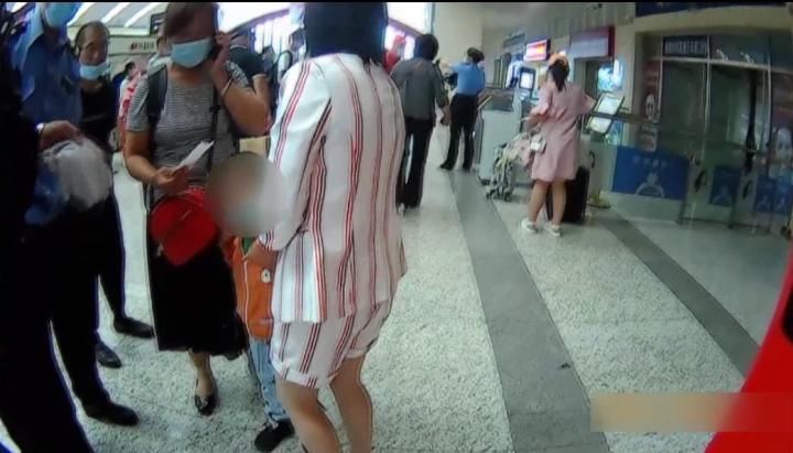  男童|3岁男童将手伸进自动售卖机内被卡