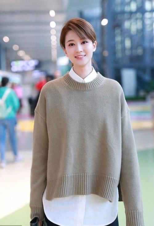  青灰色|乔欣街拍：青灰色针织衫阔腿裤 编织包Converse鞋优雅知性