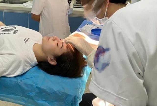 伤口|阿娇头部受伤照曝光，伤口6公分缝合10针，头包纱布神情憔悴