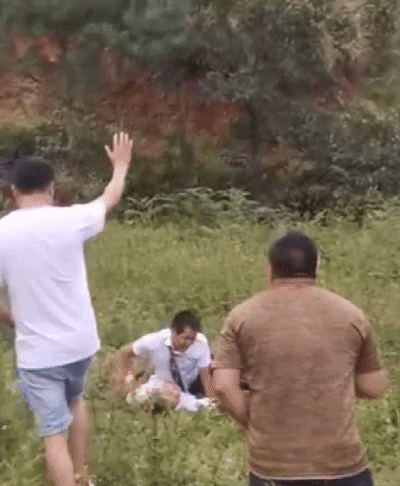 围观|两对新人婚结一半，围观伴郎打架？真相让人笑喷