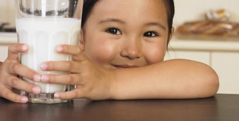 含量|聪明人永远不会买的“假牛奶”全是添加剂勾兑,没营养还很贵!