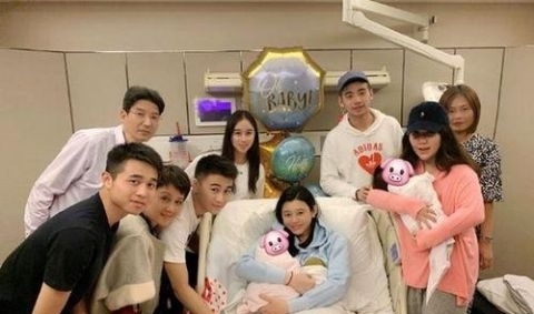  一目了然|生下长孙的奚梦瑶地位如何？看到她在发布会的站位，一目了然