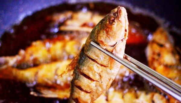  鱼肉|炸鱼时，裹淀粉还是面粉，裹对“粉”鱼肉才能外酥里嫩，又香又脆