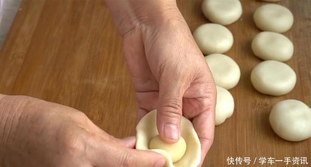  在家|马上中秋节了，教你在家做老式酥皮月饼，步骤详细，想失败都难