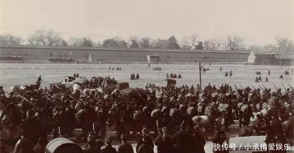 和慈禧|老照片:光绪和慈禧回宫时的场景,官员百姓下跪相迎,排场很大