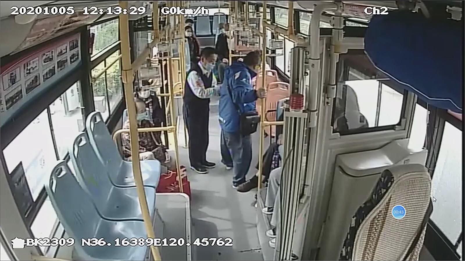 贴心|最温暖的的搀扶，青岛驾驶员贴心举动获赞