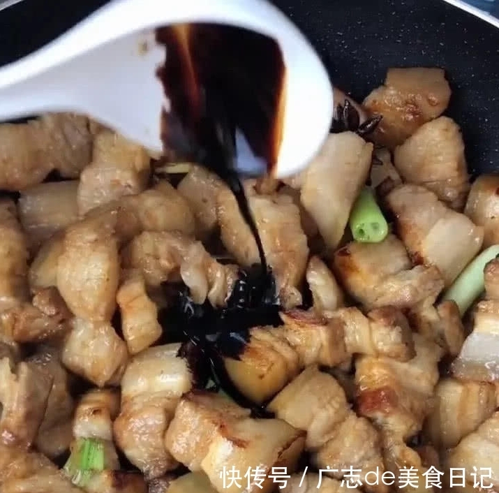 往锅中加入|祖传红烧肉做法,学会回家做,家里米饭都不够吃
