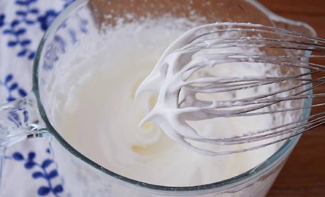  酸奶|喝剩的酸奶别扔掉，把他做成蛋糕，口感细腻又美味，做一个不够吃