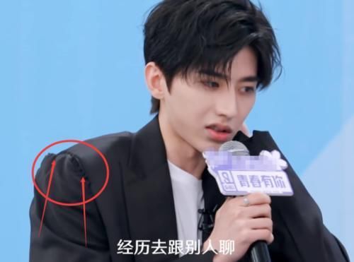 破裆|青你2服装有多凑合林凡裤子破裆,蔡徐坤西装掉袖子,认真的吗
