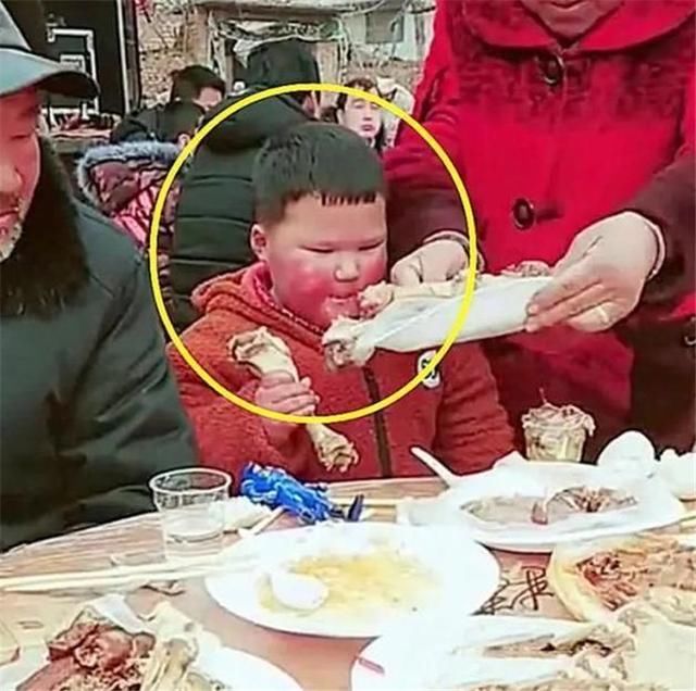 李奶奶|酒席上，奶奶端起一整盘肉给孙子，同桌人提醒反被怼：我也花钱了
