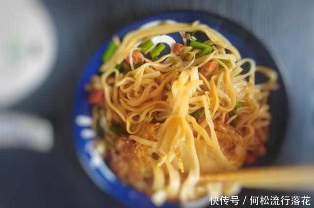 做出|10块钱成本做出一家三口的快餐，网友说太会过了，香味浓郁炒面