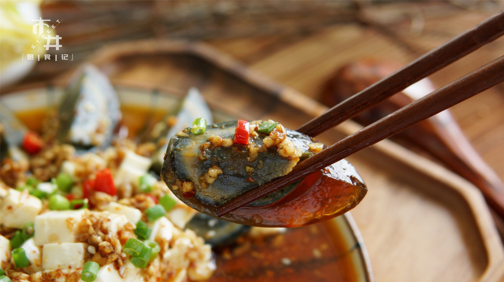 饭店|切松花蛋,直接用刀切就错了,饭店后厨这样做,溏心蛋也能切整齐