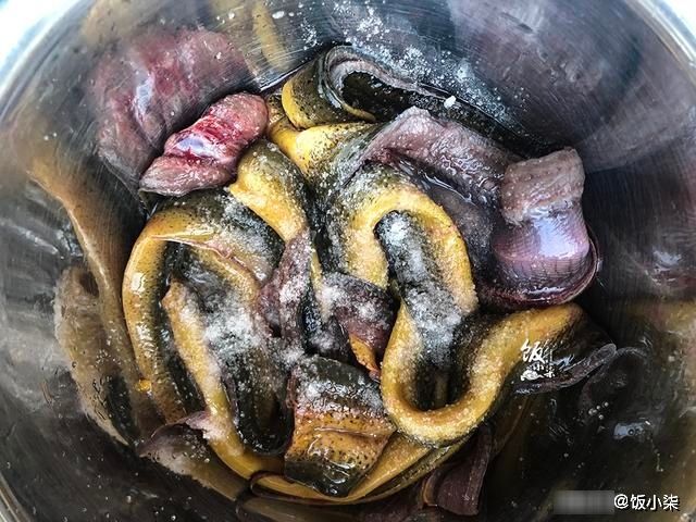  土腥味|清洗黄鳝时，不要只会用清水洗，多加这2样东西，土腥味都消失了