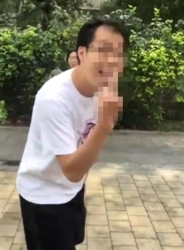  女子|女子遛狗不拴绳，民警劝阻反被放狗咬伤，只罚100块？网友：太少