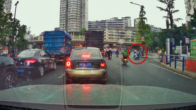 街头|内江街头，一名学生的小小举动，引来网友怒赞！