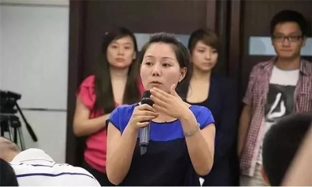 如今|她17岁成海底捞服务员，如今身家30亿：努力拼搏，终能逆风翻盘