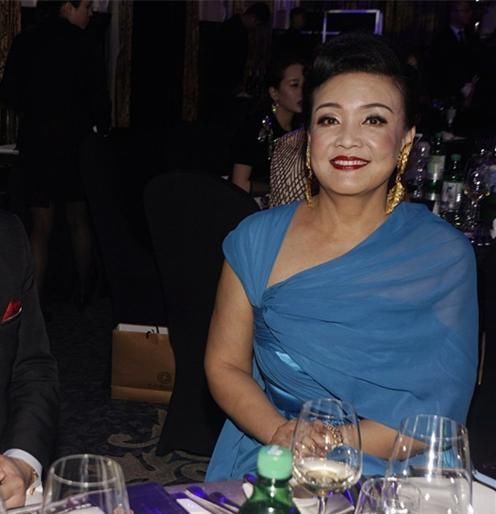  活动|大S婆婆张兰真敢穿，一袭蓝色连衣裙配大浓妆现活动，哪像62岁