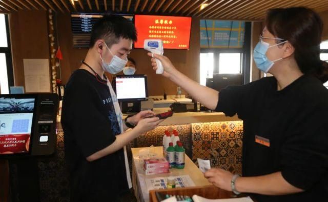  黎明前|影院复工首日：有影片只卖了13张票，20％影院或倒在黎明前