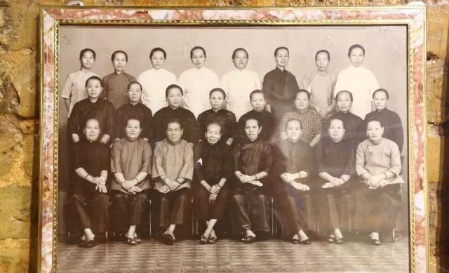 手持|“自梳女”是怎样的存在？终身不嫁，新婚之夜还手持剪刀防身