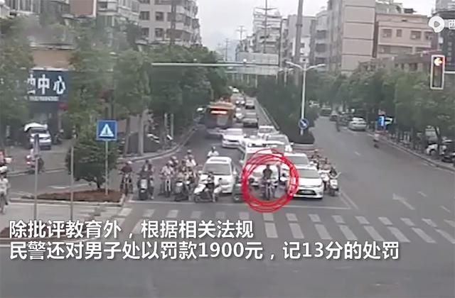 拒绝|男子骑车故意阻挡救护车 无视路人劝说拒绝让行 结局极度舒适
