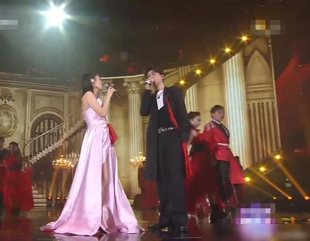  竟然|刘敏涛范丞丞是什么神仙组合？两人相差24岁，同框合唱竟然有点甜