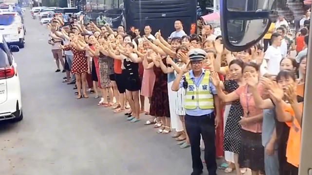  曾春亮|5天杀3人的嫌犯落网了，村民们笑了：又可以跳广场舞了！