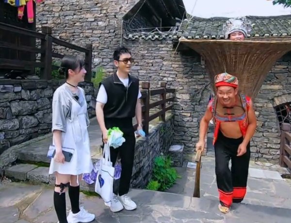  黄晓明|黄晓明用竹筐背李浩菲，小姑娘体重意外曝光，网友：不可能吧？