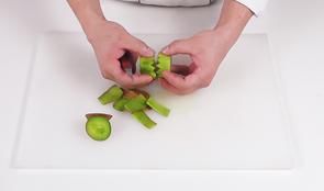  色泽|【水晶蛋糕】造型简单，色泽也很诱人，制作起来做得很漂亮