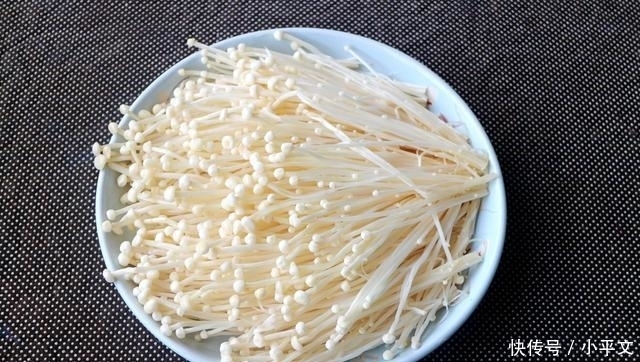 金针菇|又一道零难度的下饭菜,蒸8分钟,连汤汁都不想剩