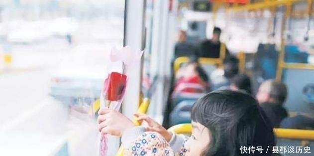 别人|“起开，没看我是老人吗”，80岁大爷逼孩子让座，妈妈做法太赞了