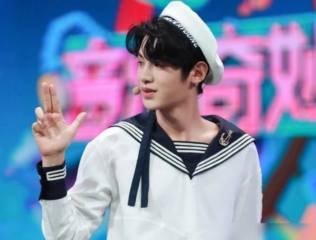  黄明昊|黄明昊成《快本》12期常驻嘉宾，出道2年已成全能综艺咖？