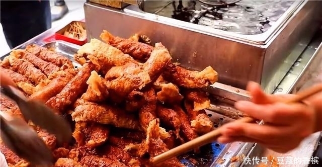 炸响铃|夫妻街头卖“金色”小吃,10元一份不讲价,一天上百斤都不够卖!