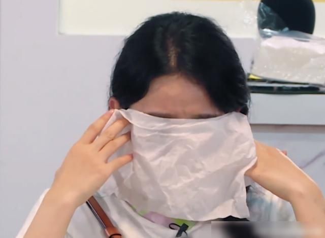 赵丽颖|中餐厅请特殊嘉宾表演节目,有谁注意赵丽颖在干啥?情商确实不高