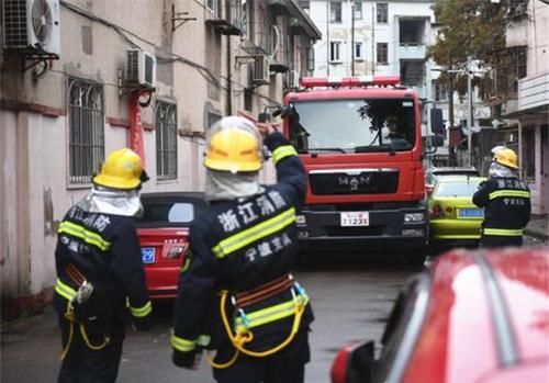  压扁|私家车占用消防通道，消防车直接冲过去，网友：建议直接压扁！