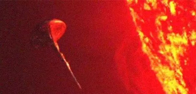  外星人|穿越太阳的巨型飞船, 难道太阳是穿越星门?