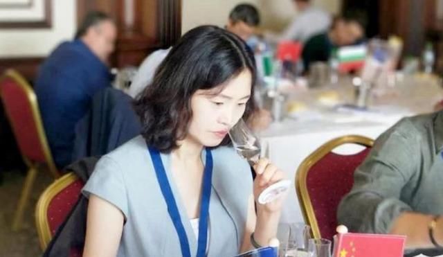 浓香型|为什么有些喝酱香酒的人会鄙视喝浓香型酒的人?