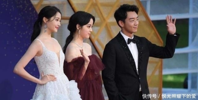 合照|众星合照郑恺站错位,发现自己“咖位”不够,满脸通红往后退