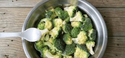 不用|焯水后的西兰花用不用“过冷水”? 老厨师: 多数人做错, 难怪变味