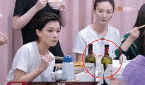  扒出|《浪姐》张雨绮吃火锅！桌上2瓶酒价格被扒出？网友：打扰了！