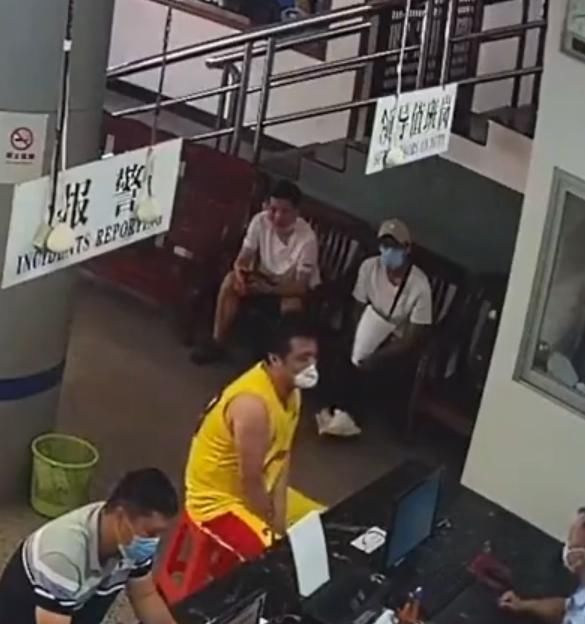  回望|男子在女儿出生第二天自首，临别摸头回望不舍，想告诉女儿爸爸是个愿意担责的人