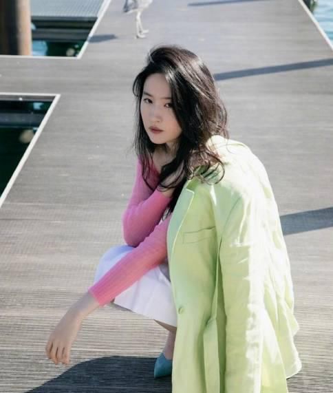 刘亦菲|32岁刘亦菲终于晒美照，粉T半裙大秀蚂蚁腰