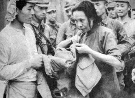 日本鬼子|日本鬼子老照片:图二是鬼子的合影,图四众鬼子看姑娘缝衣服