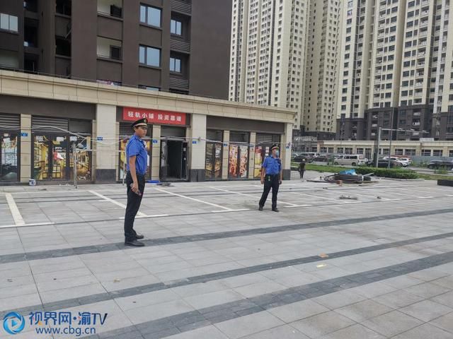 专项|大渡口开展专项整治 车辆在人行道乱停乱放司机要遭“背书”