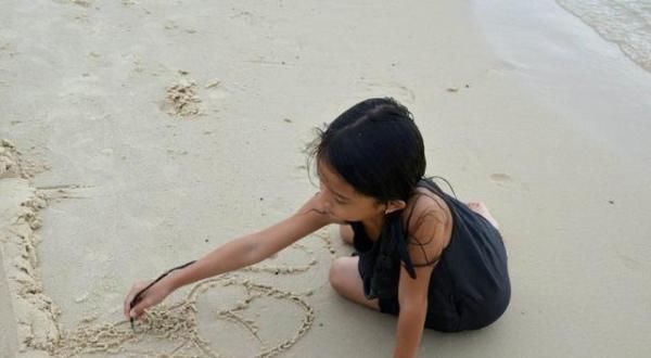  为孩子|熊孩子偷拍爸爸洗澡，还将照片发到家长群，网友骨灰级坑爹