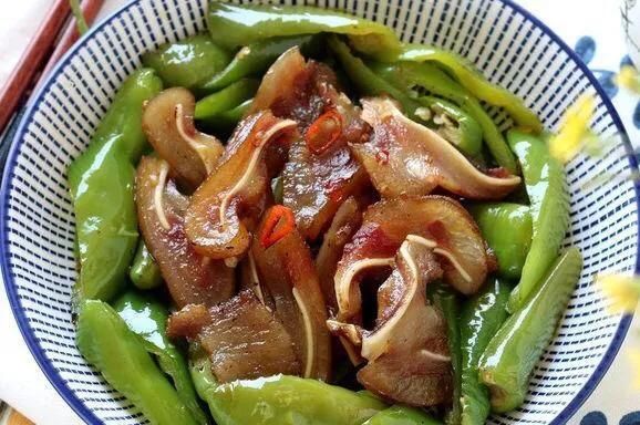  美食|精选美食：青椒炒腊猪耳朵，红烧排骨，卤猪肚，口水杏鲍菇
